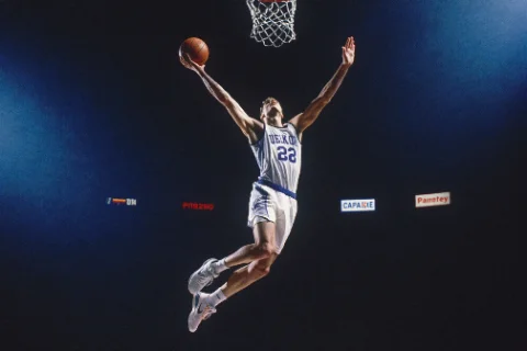 Basketbalista pri smeči